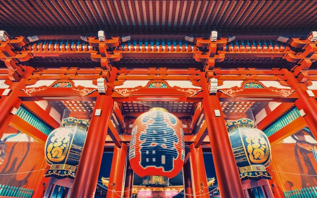 The giant red lantern of Kaminarimon gate lit up at night in Asakusa
