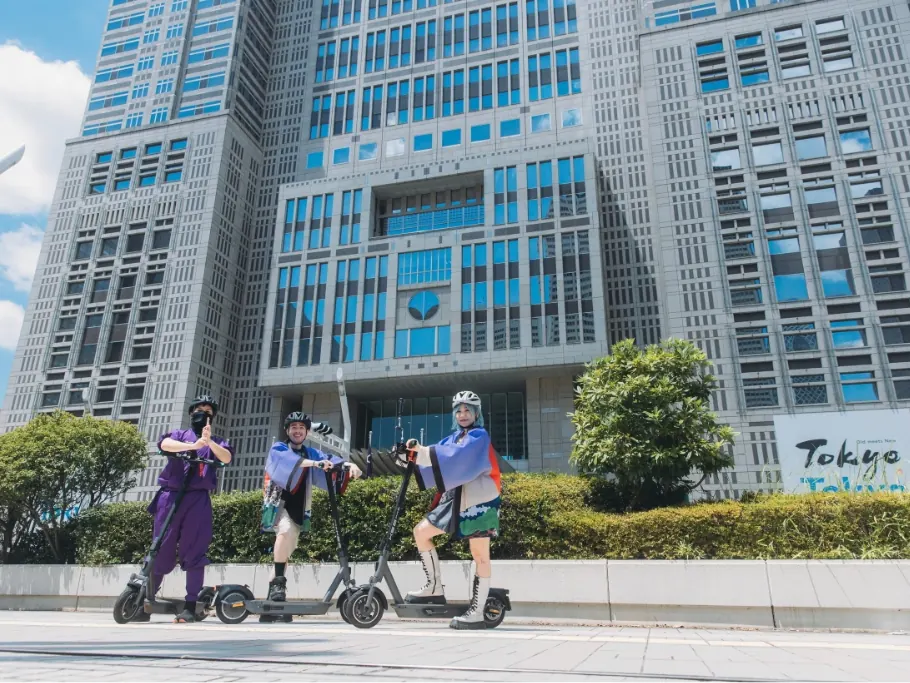 Guests with e-scooters in front of the Tokyo Metropolitan Government Building