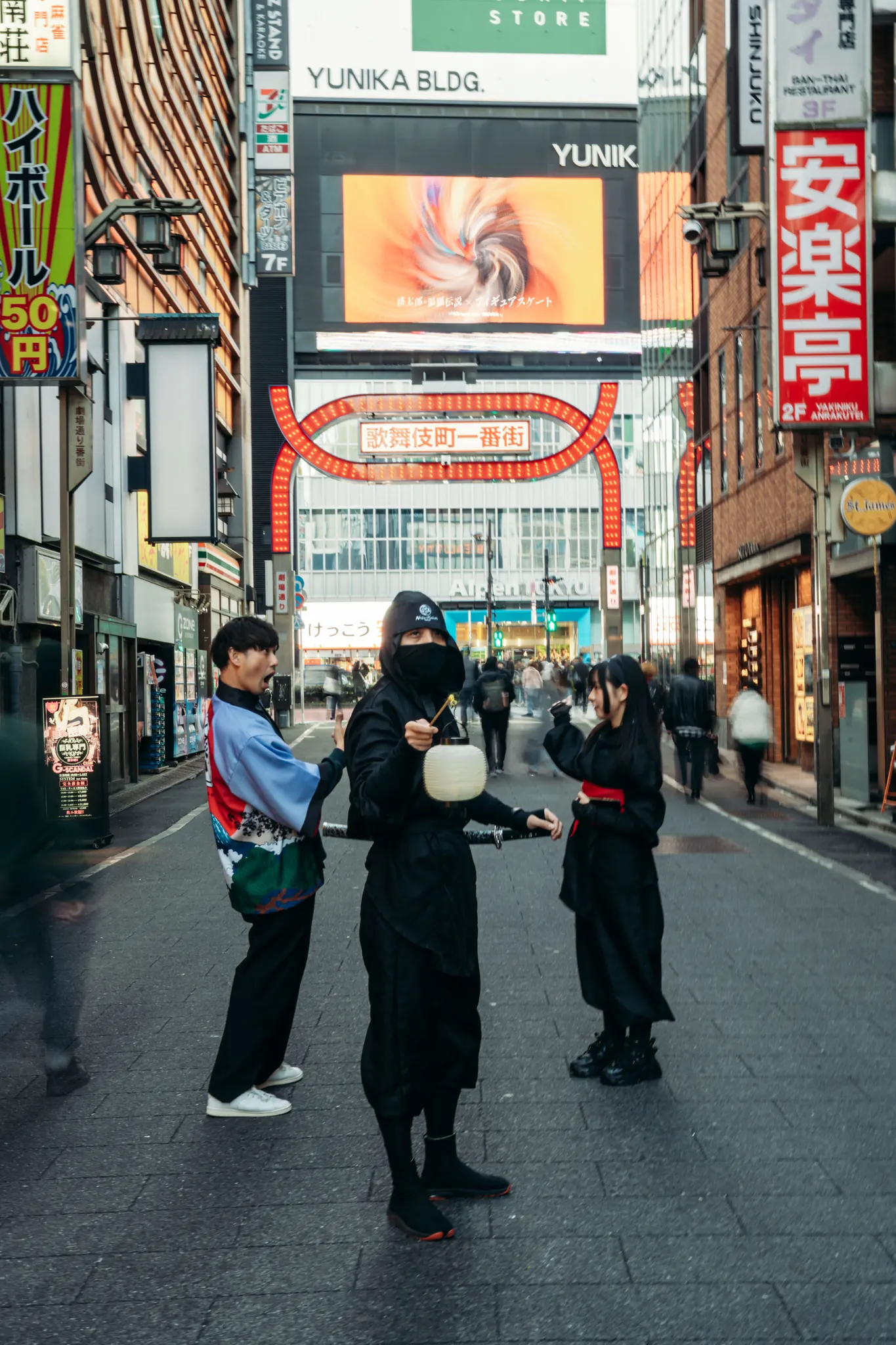 Guests and their Ninja guide under the Kabukicho Ichibangai gate